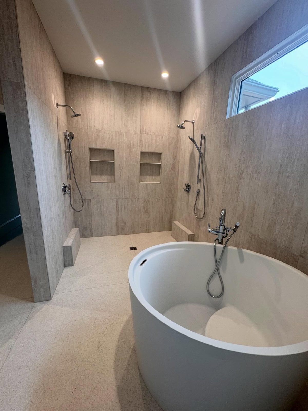 Freestanding tub with large-format stone surround
